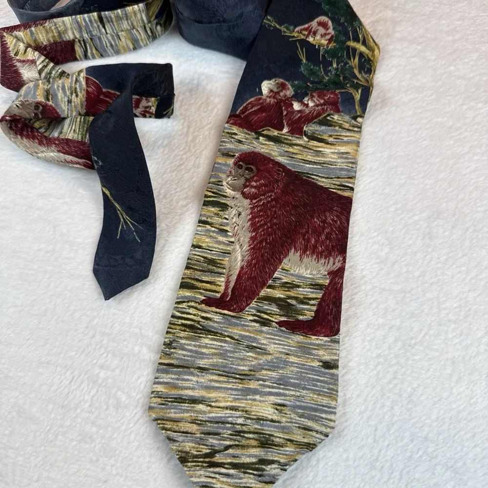 ENDANGERED SPECIES MENS SILK TIE LEADER OF THE TROOP SNOW MONKEYS PREOWNED